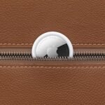 حزمة Apple AirTag المكونة من 4 قطع. تتبع مفاتيحك ومحفظتك وأمتعتك وحقيبة الظهر الخاصة بك وغيرها واكتشف مكانها. إعداد سهل بنقرة واحدة باستخدام iPhone أو iPad، عبر البلوتوث - الصورة 7