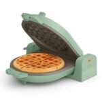 صانعة الوافل "بيلا" من طراز Flip-n-Store المزودة بطبقة سيراميك مقاومة للالتصاق EverGood™، ضمن مجموعة أدوات المطبخ Fits-anywhere™، مزودة بمصباح مؤشر للطاقة، ومقبض لا يسخن عند اللمس، وملف سلك كهربائي، وألواح بعرض 7 بوصات وعمق 1 بوصة، بقوة 1000 واط، بلون زجاج البحر